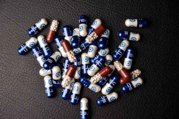 Comprimidos, aminoácidos, vitaminas espalhadas em um montão, close-up — Fotografia de Stock