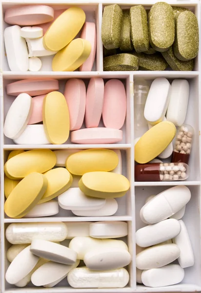 Comprimidos, aminoácidos, vitaminas classificadas em uma caixa de pílulas, close-up Fotografias De Stock Royalty-Free