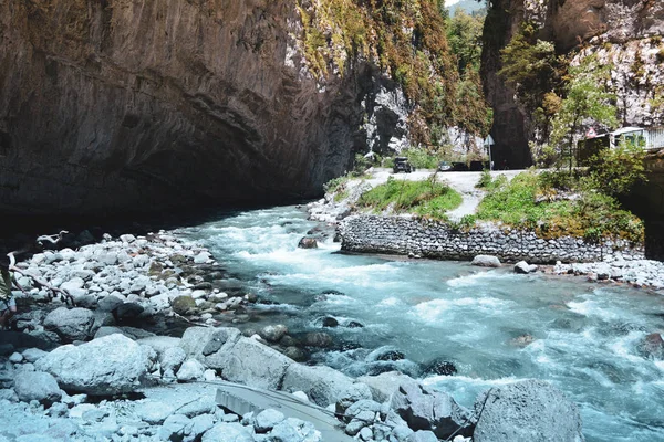 Rivière bleue dans les montagnes d'Abkhazie — Photo