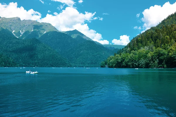 Γαλάζια λίμνη Ριζίτσα στα βουνά της Αμπχαζία Royalty Free Εικόνες Αρχείου