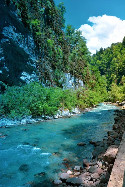 Rivière bleue dans les montagnes d'Abkhazie — Photo