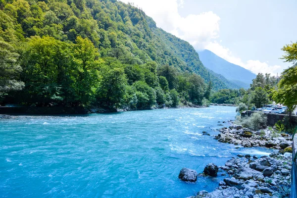 Rivière bleue dans les montagnes d'Abkhazie — Photo