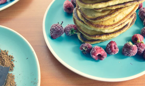 Läcker pannkaka dessert på en blå tallrik med hallon — Stockfoto