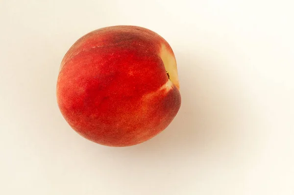 Frischen einzelnen saftigen Pfirsich isoliert auf weißem Hintergrund. Orangenfrüchte. Sommerfruchtkonzept. Nahaufnahme — Stockfoto