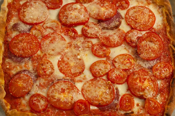Deilig italiensk hjemmelagd pizza Margarita bakgrunn. Pizza med tomater, mozarella, pølse, hvitløk og tomatsaus. Sett ovenfra – stockfoto