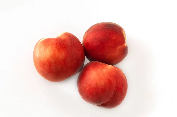 Buah persik segar dan aprikot matang diisolasi dengan latar belakang putih. Konsep buah musim panas. Close-up — Stok Foto