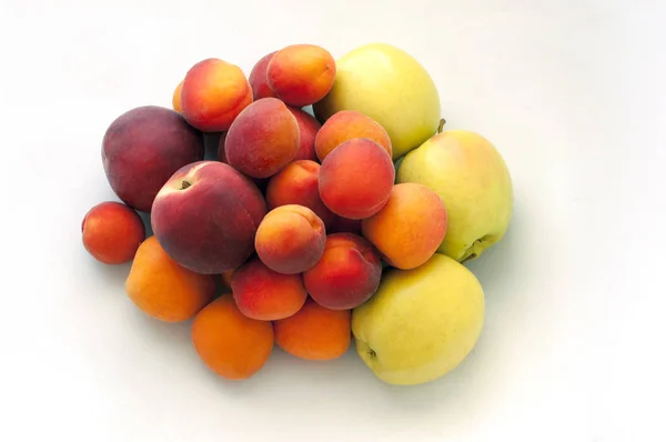 Pêssegos frescos suculentos frutas, maçãs verdes e damascos maduros isolados no fundo branco. Conceito de fruta de verão. Close-up — Fotografia de Stock