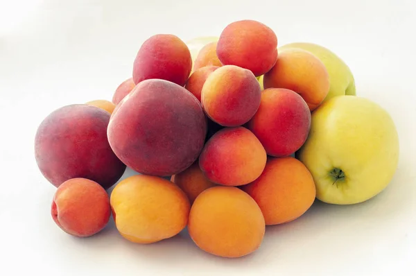 Pêssegos frescos suculentos frutas, maçãs verdes e damascos maduros isolados no fundo branco. Conceito de fruta de verão. Close-up — Fotografia de Stock