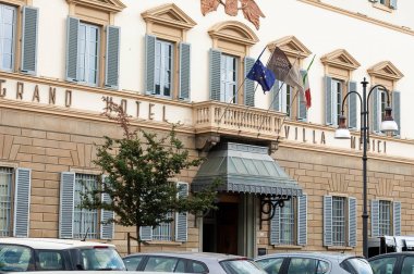 Floransa, İtalya - 13 Temmuz 2019: Lüks beş yıldızlı Grand Hotel Sina Villa Medici Florence'ın dış cephesi. Ana giriş. Otel şehir merkezinde 19.
