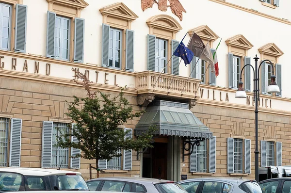 Floransa, İtalya - 13 Temmuz 2019: Lüks beş yıldızlı Grand Hotel Sina Villa Medici Florence'ın dış cephesi. Ana giriş. Otel şehir merkezinde 19.