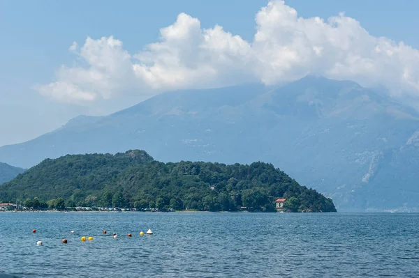 Vista del lago de montaña y el pomontorio en un día soleado de verano. Distrito de Lago de Como, Colico, Italia, Europa — Foto de Stock