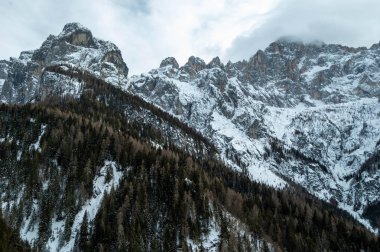 Kış gününde İtalya'da Dolomit dağlarında Civetta görünümü
