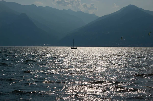 Barco en el lago de montaña. Distrito de Lago Como, Colico, Italia, Europa. Luz de la tarde — Foto de Stock