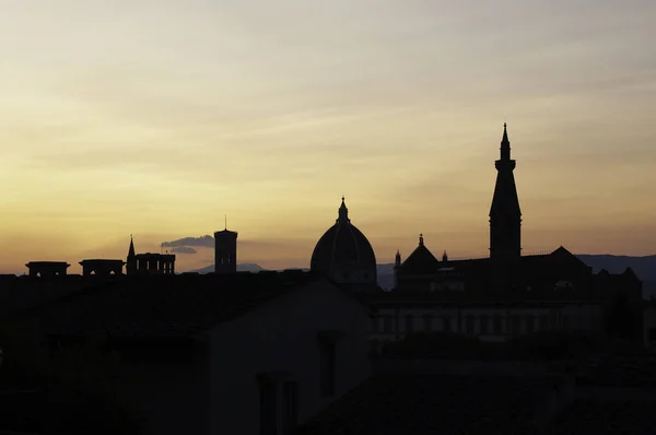 Sihouettes av landmärken från kullen nära vid solnedgången i Florens, Italien. Santa Maria del Fiore på kvällen — Stockfoto