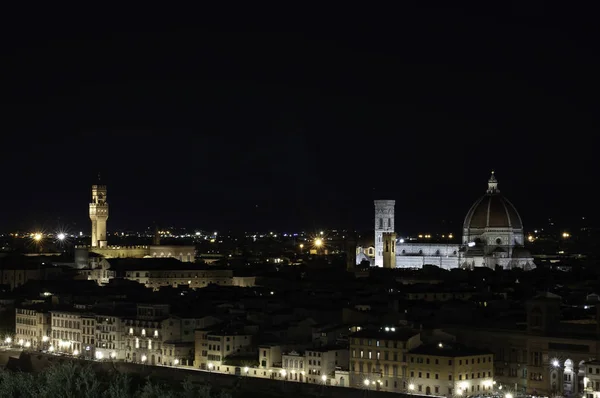 Paesaggio urbano notturno della Firenze al tramonto dalla zona di Michelangelo. Duomo Santa Maria Del Fiore e torre di Palazzo Vecchio — Foto Stock