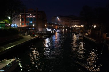 Venedik'te gece büyük kanal manzarası.