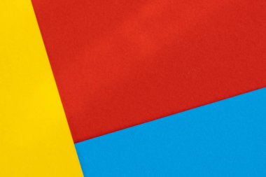 Yelllow mavi kırmızı renkli kağıt arka plan. Geometrik şekiller, şekiller. Soyut geometrik düz kompozisyon. Tek renkli karton üzerinde boş alan.