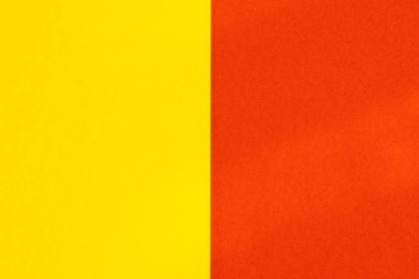 Yelllow kırmızı renkli kağıt arka plan. Geometrik şekiller, şekiller. Soyut geometrik düz kompozisyon. Tek renkli karton üzerinde boş alan.