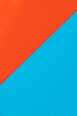 Mavi kırmızı renkli kağıt arka plan. Geometrik şekiller, şekiller. Soyut geometrik düz kompozisyon. Tek renkli karton üzerinde boş alan.