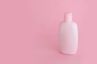 Bebek için organik doğal kozmetik, banyo kremi pembe plastik şişe, şampuan, pembe arka plan üzerinde losyon. Mockup, kopyalama alanı.