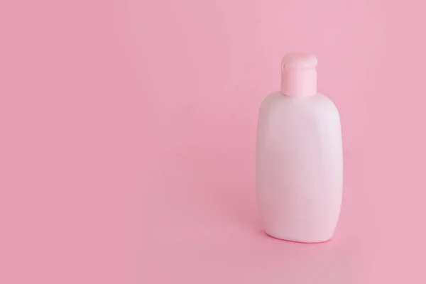 Cosmético natural orgânico para bebê, garrafa de plástico rosa de creme de banho, xampu, loção em fundo rosa. Mockup, espaço de cópia . — Fotografia de Stock
