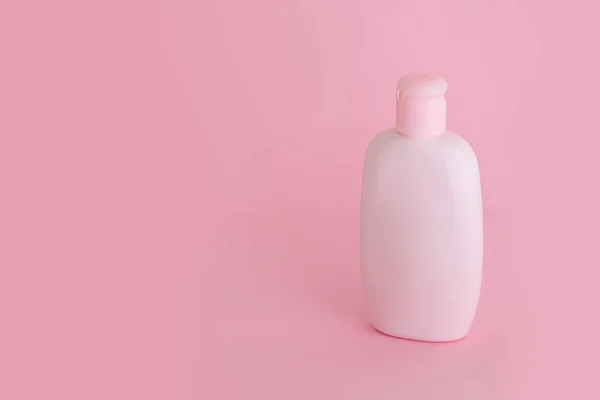 Cosmético natural orgânico para bebê, garrafa de plástico rosa de creme de banho, xampu, loção em fundo rosa. Mockup, espaço de cópia . — Fotografia de Stock