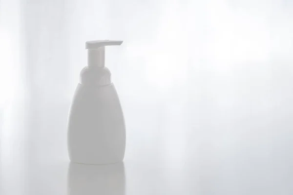 Cosmético natural orgânico para bebê, garrafa de plástico de creme de banho, xampu, loção, gel de banho, leite corporal no fundo branco. Mockup, espaço de cópia — Fotografia de Stock