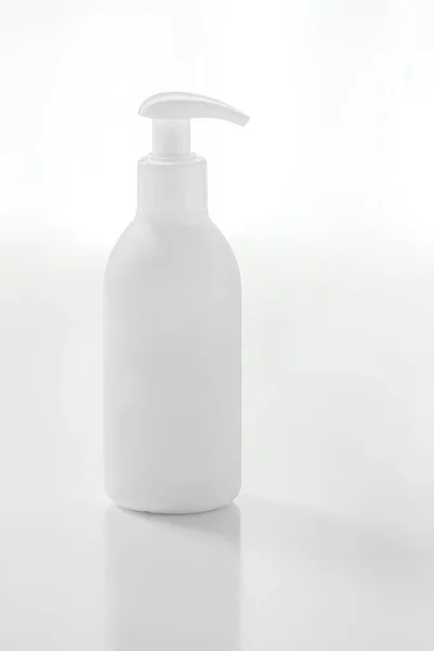Bebek için organik doğal kozmetik, banyo kremi plastik şişe, şampuan, losyon, duş jeli, beyaz arka plan üzerinde vücut sütü. Mockup.
