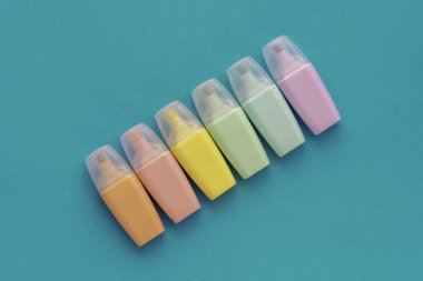 Renkli yeşil arka planda fosforlar ayarlandı. İşaretleyici koleksiyonu farklı renkte. Düz yatış, üst görünüm. 