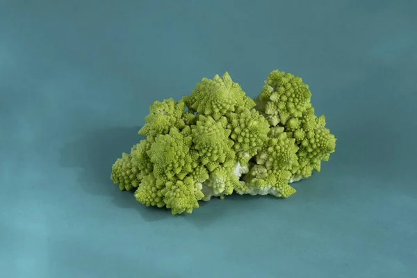 Groene kool Romanesco op papier groene achtergrond. Biologische gezonde groenten. — Stockfoto