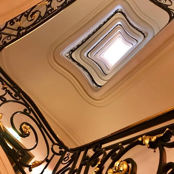 Вид снизу вверх на красивую роскошную лестницу с деревянными перилами — стоковое фото