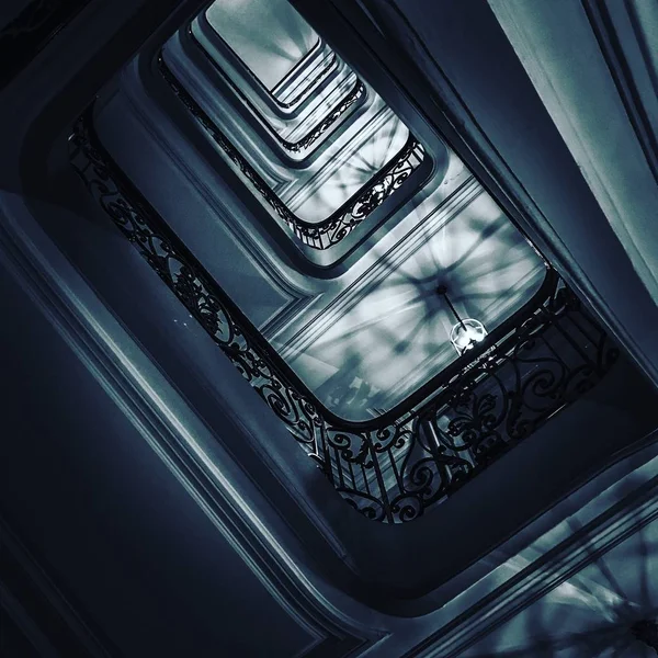 나무 난간이있는 아름다운 고급 계단에서 바닥을 볼 수 있습니다. — 스톡 사진