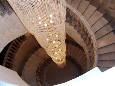 Ahşap korkuluk ile güzel lüks merdiven üzerinde alt yukarı görünüm