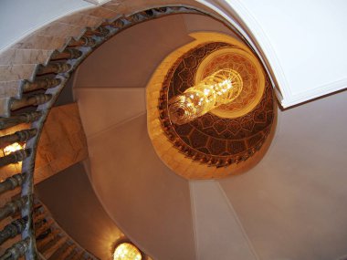 Ahşap korkuluk ile güzel lüks merdiven üzerinde alt yukarı görünüm