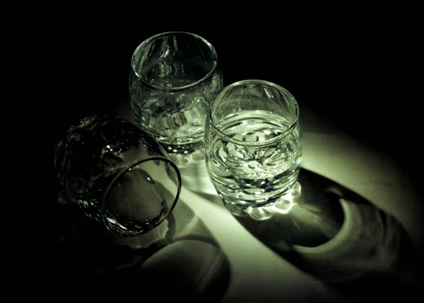 Άδειοι ποτήρια για αλκοολούχα ποτά βότκα που στέκεται πάνω του — Φωτογραφία Αρχείου