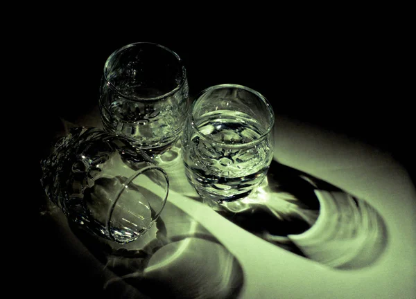 Порожні склянки для алкогольних напоїв горілка стоїть на гулі — стокове фото