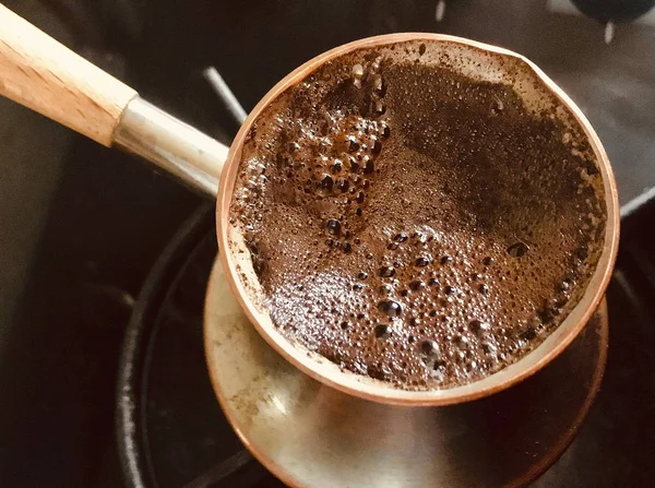 Barista bereitet leckeres Heißgetränk aus Kupfertürke zu — Stockfoto