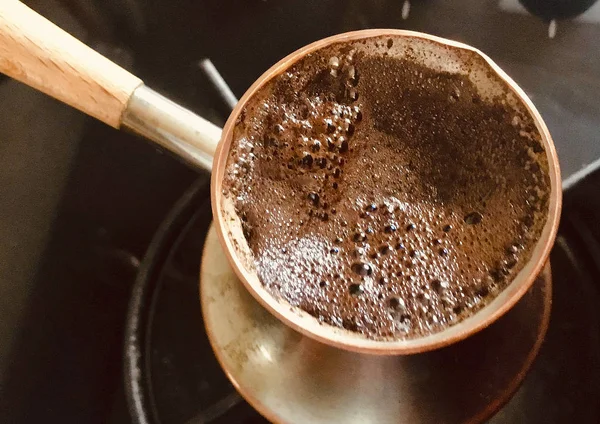 Barista preparar caliente sabrosa bebida de cobre turco — Foto de Stock