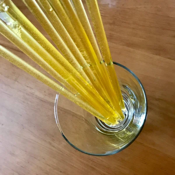 Sarı arı çubukları ahşap mutfak masası, lezzetli üzerinde güzel yalan — Stok fotoğraf