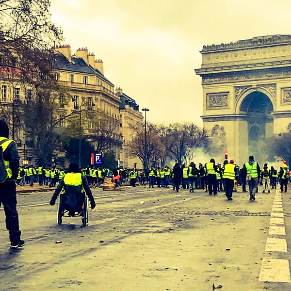 Manifestants lors d'une manifestation en gilets jaunes — Photo