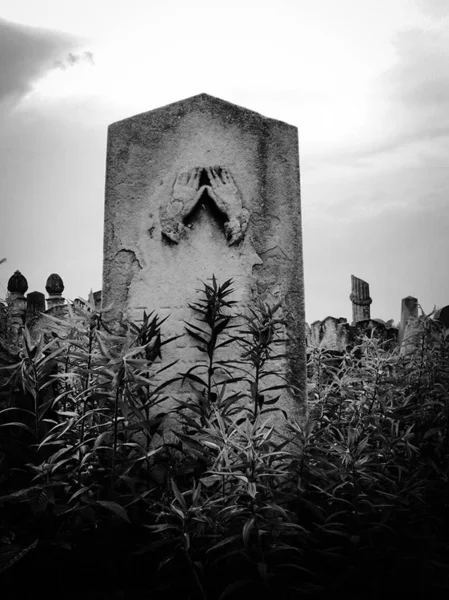 Alter verlassener jüdischer Friedhof mit Steingräbern zwischen Bäumen — Stockfoto