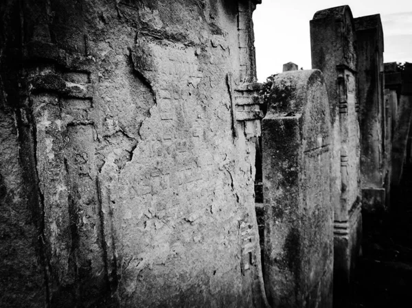 Antiguo cementerio judío abandonado con tumbas de piedra entre árboles —  Fotos de Stock