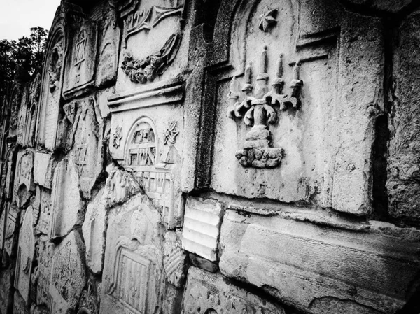 Antiguo cementerio judío abandonado con tumbas de piedra entre árboles —  Fotos de Stock