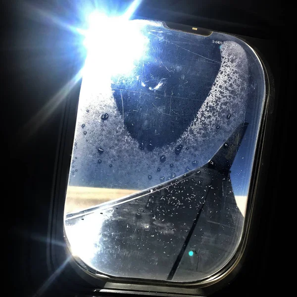 Hermosa vista desde la ventana del avión, ala grande del espectáculo de aviones — Foto de Stock