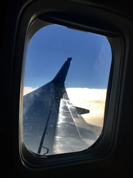 Hermosa vista desde la ventana del avión, ala grande del espectáculo de aviones — Foto de Stock