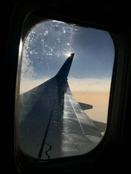 Belle vue depuis la fenêtre de l'avion, grande aile de l'avion montrer — Photo