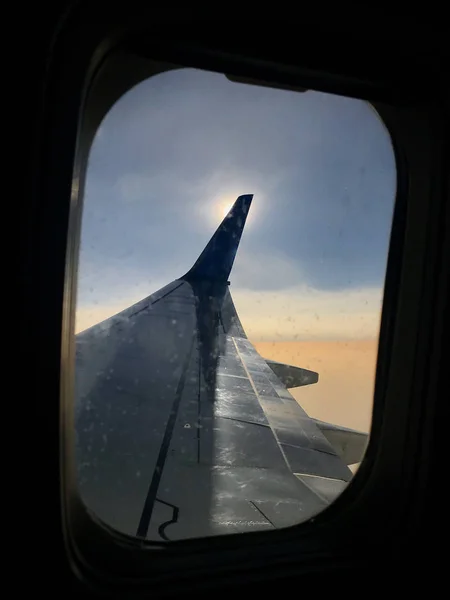 Piękny widok z okna samolotu, duże skrzydło samolotu show — Zdjęcie stockowe