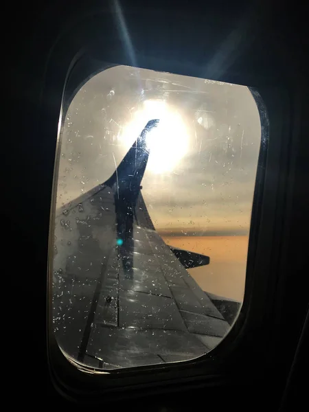 Bela vista da janela do avião, grande asa de show de aeronaves — Fotografia de Stock