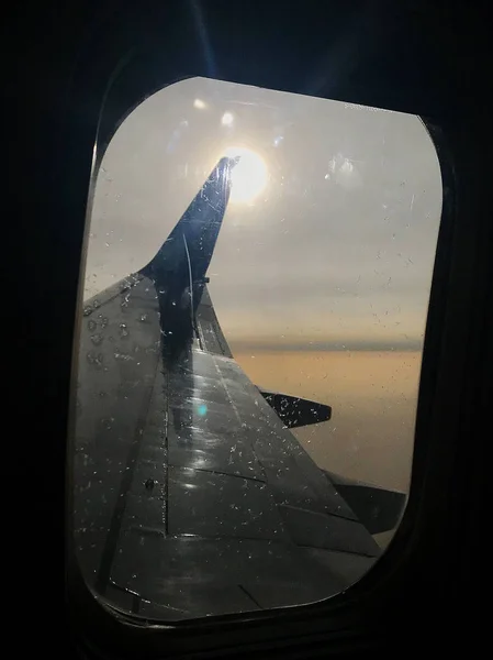 Hermosa vista desde la ventana del avión, ala grande del espectáculo de aviones — Foto de Stock