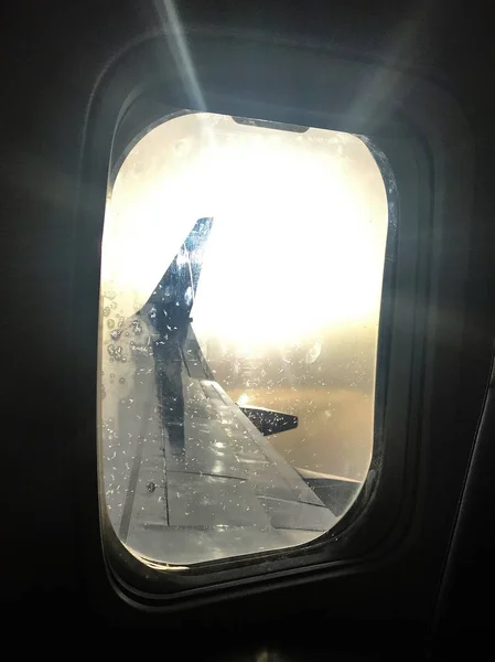 Schöne Aussicht aus dem Flugzeugfenster, großer Flügel der Flugzeugshow — Stockfoto